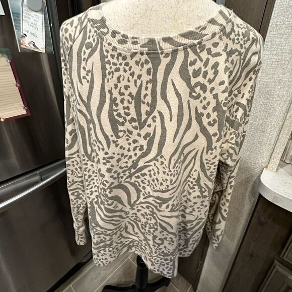 Kelly Renee Sweatshirt - Picture 1 of 3